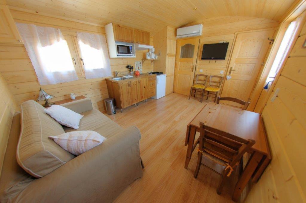 Le Castel Du Mont Boise Hotell Montboucher-sur-Jabron Eksteriør bilde